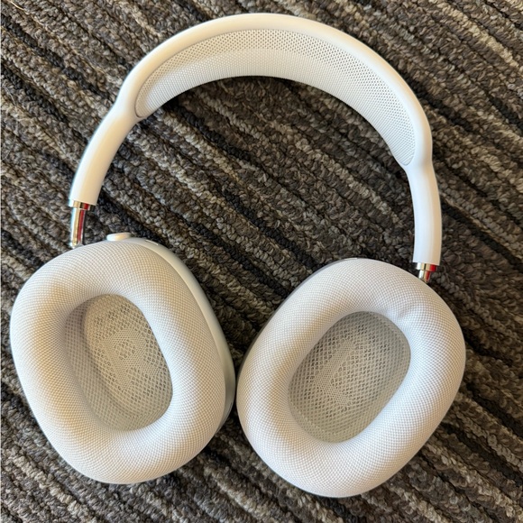 Apple AirPods Max in Elegant White with Case - Picture 7 of 9